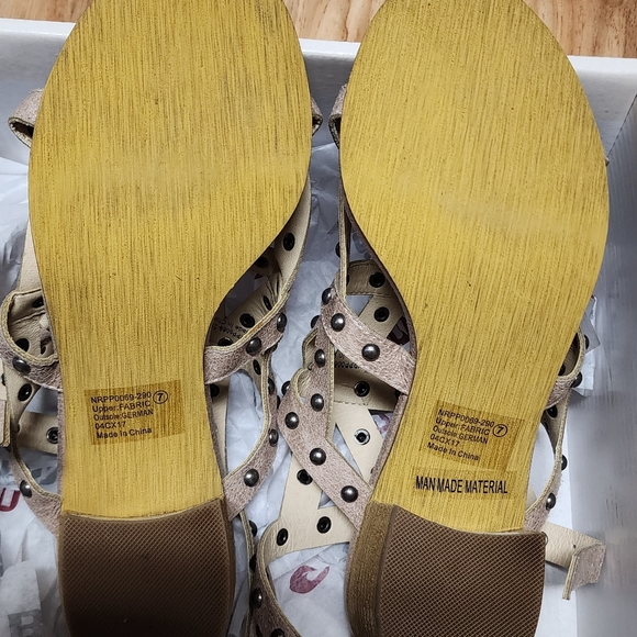 Not Rated NIB Sandals Size 7 - Picture 2 of 4